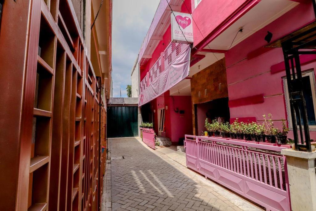Pinky Guest House Syariah Kota Batu Ngoại thất bức ảnh