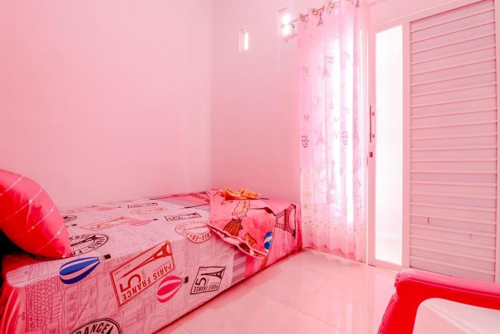 Pinky Guest House Syariah Kota Batu Ngoại thất bức ảnh