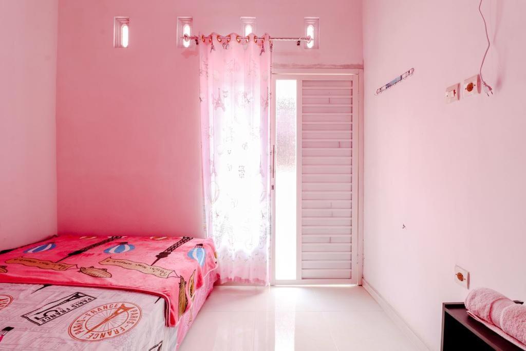 Pinky Guest House Syariah Kota Batu Ngoại thất bức ảnh