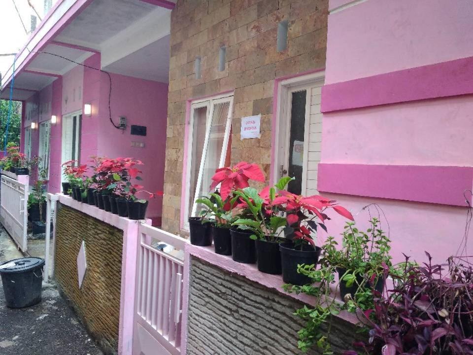 Pinky Guest House Syariah Kota Batu Ngoại thất bức ảnh
